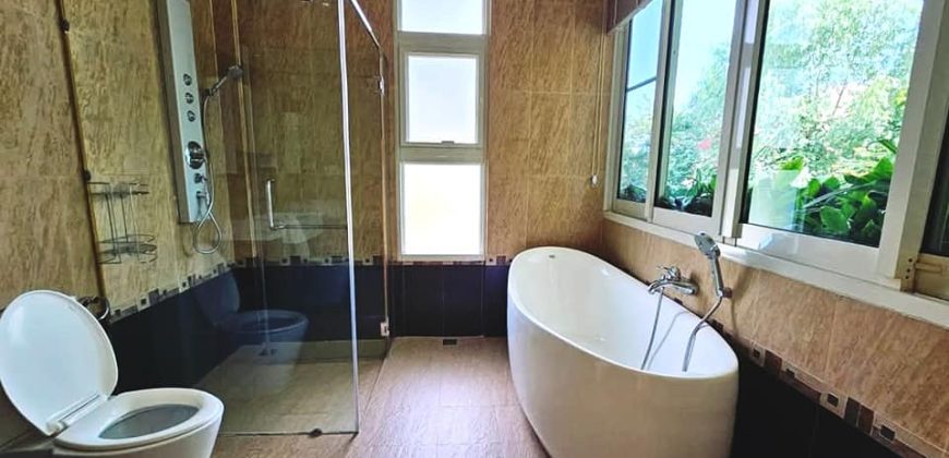 SR472 House for​ rent